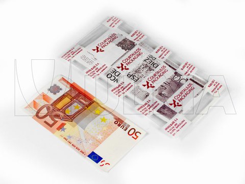 Упаковка денежных купюр в мягкую плёнку на термоформере