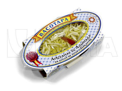 Упаковка искусственных ангулас (мальков угря) в масле в лоток на трейсилере