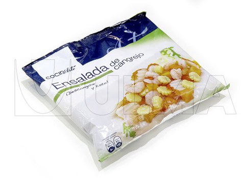 Упаковка крабового салата на вертикальной машине