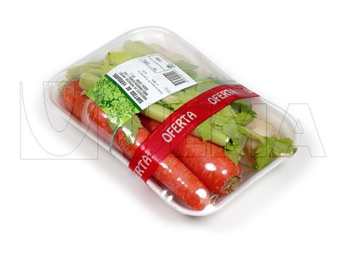 Упаковка свежих овощей в лотке в стрейч-пленку