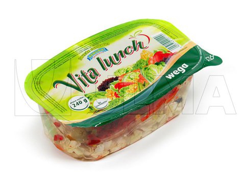 Упаковка готового салата в жестком лотке на трейсилере